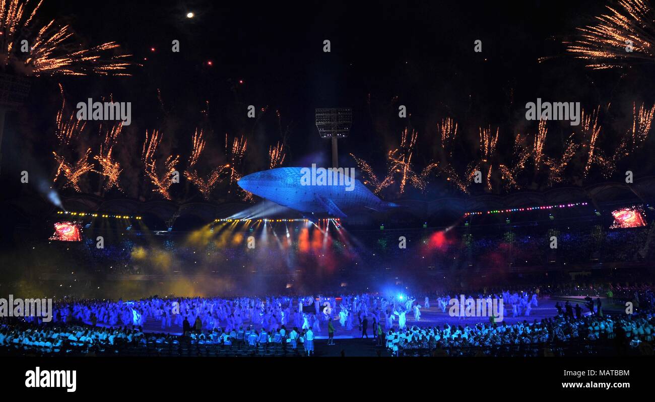 Queensland. Australia. 4 apr, 2018. Migaloo la balena e fuochi d'artificio. Cerimonia di apertura. XXI Giochi del Commonwealth. Carrara Stadium. Costa d'Oro 2018. Queensland. Australia. 04/04/2018. Credito: Sport In immagini/Alamy Live News Foto Stock