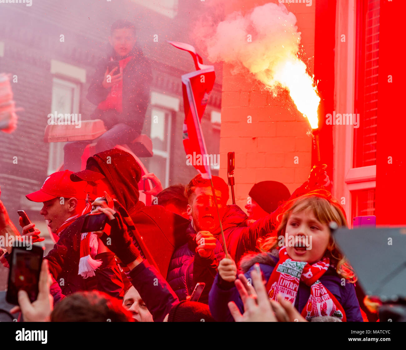 Anfield, UK. 4 apr, 2018. Anfield, Liverpool, in Inghilterra; Champions League quarti di finale, la prima gamba, Liverpool v Manchester City; Liverpool FC fans davanti al credito di gioco: News Immagini/Alamy Live News Foto Stock