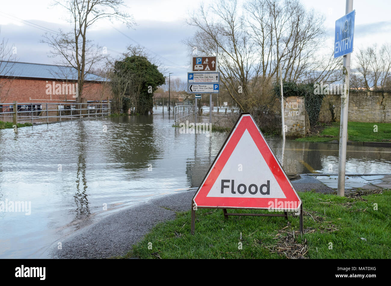 Tewkesbury. 4 apr, 2018. Regno Unito: Meteo allagamento chiude il parcheggio Abbazia di Tewkesbury, Worcestershire durante il mese di aprile 2018 le inondazioni. Credito: Simon Crumpton/Alamy Live News Foto Stock
