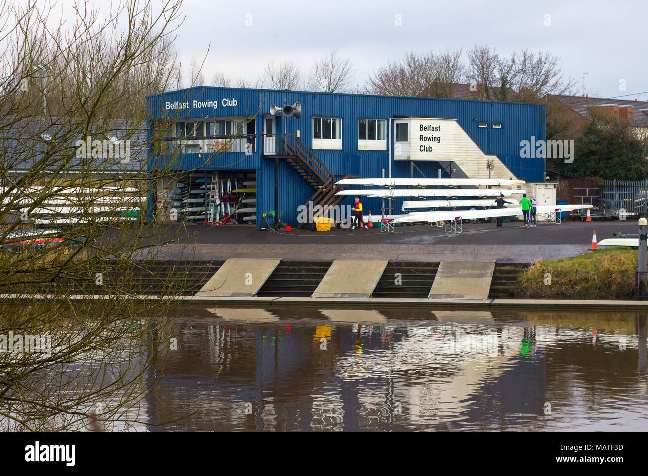 Belfast Rowing Club struttura sulle calme acque del fiume Lagan Irlanda del Nord in una fresca serata primaverile Foto Stock