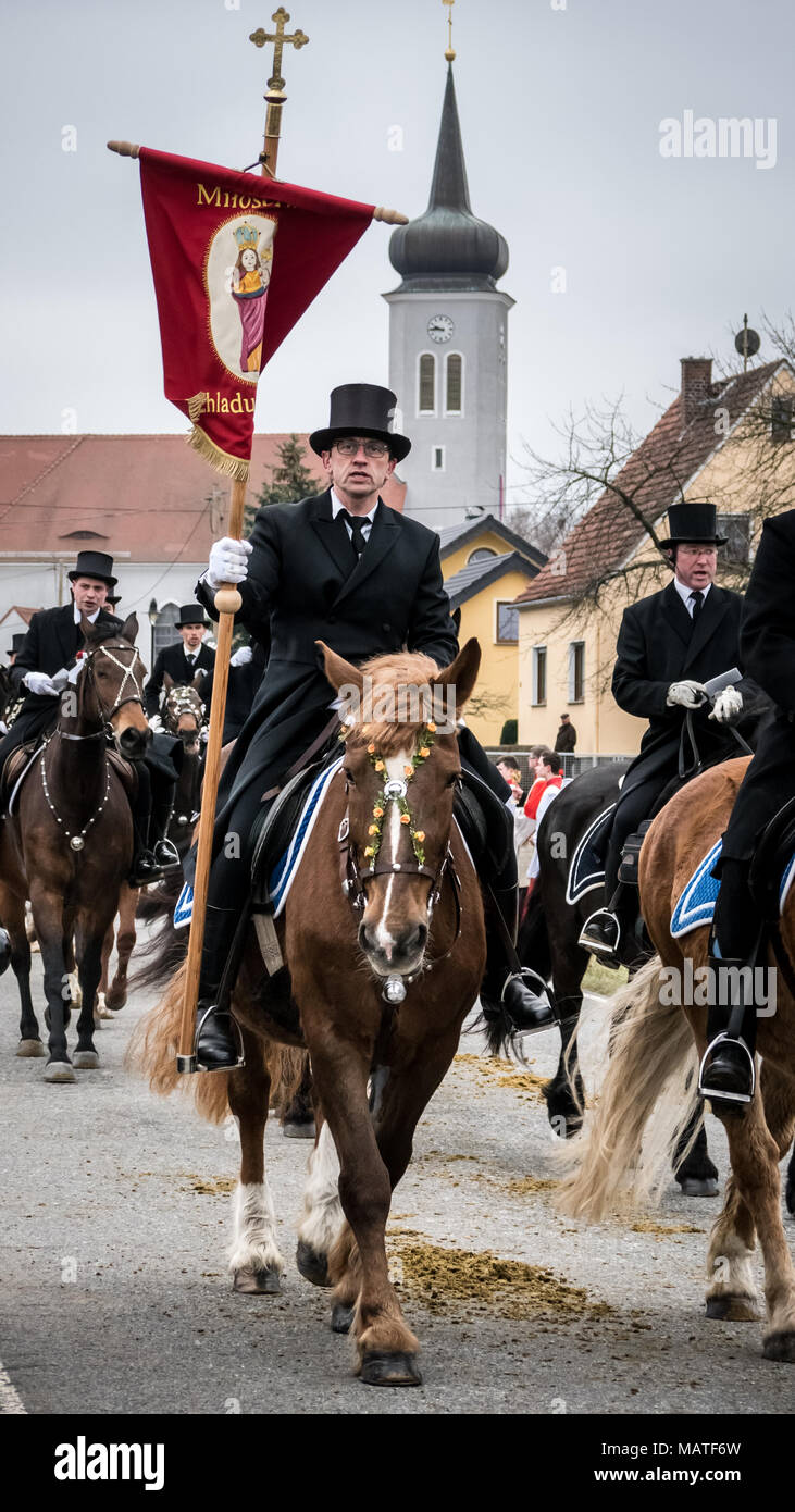 Easter Rider portando una bandiera/banner mentre partecipa al sorabo tradizionale processione di Pasqua in Ralbitz, Lausitz, Germania Foto Stock