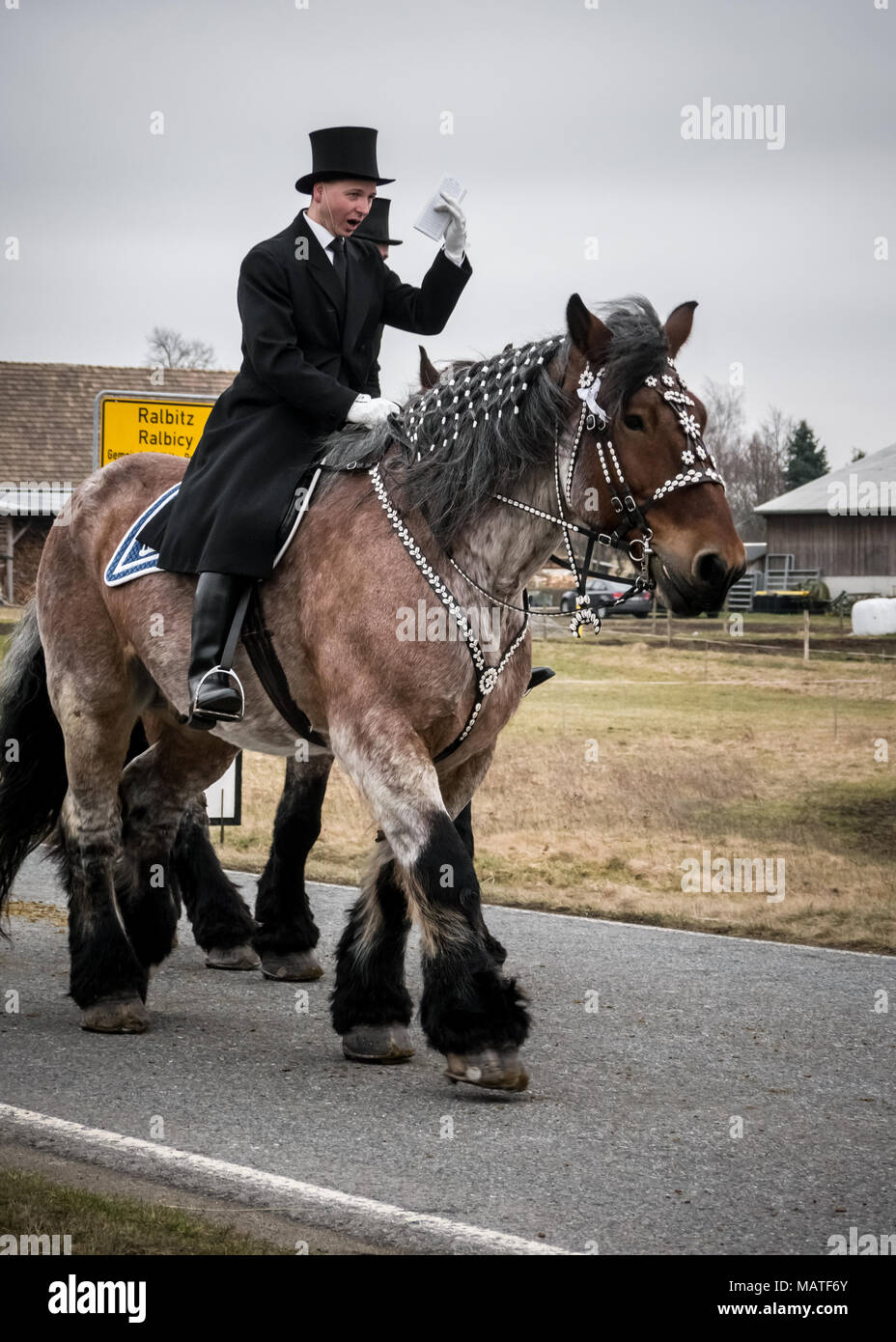 Pasqua giovane cavaliere sul suo cavallo nella tradizionale processione di Pasqua da Ralbitz appena lasciato il villaggio di Ralbitz (Lausitz, Germania) Foto Stock