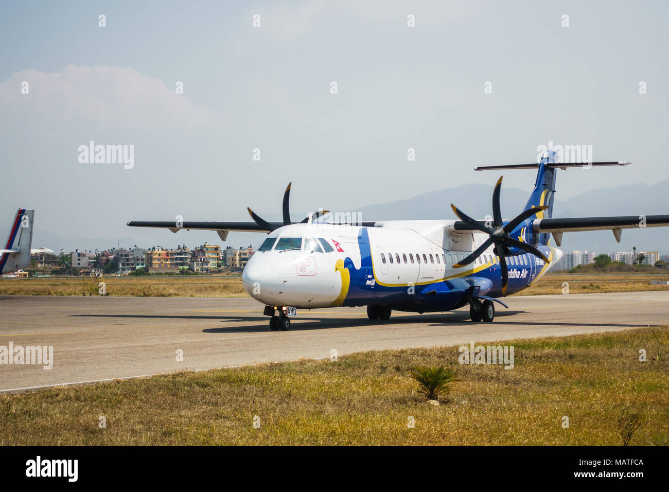 KATHMANDU, NEPAL - CIRCA NEL MARZO 2108: un Buddha Air ATR 42 presso l'aeroporto internazionale di Tribhuvan. Foto Stock