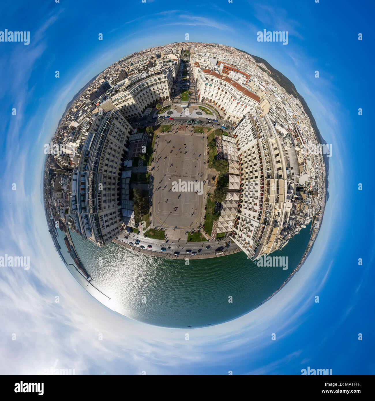 Piccolo pianeta panorama della famosa Piazza Aristotelous nella città di Salonicco, Grecia. Foto Stock