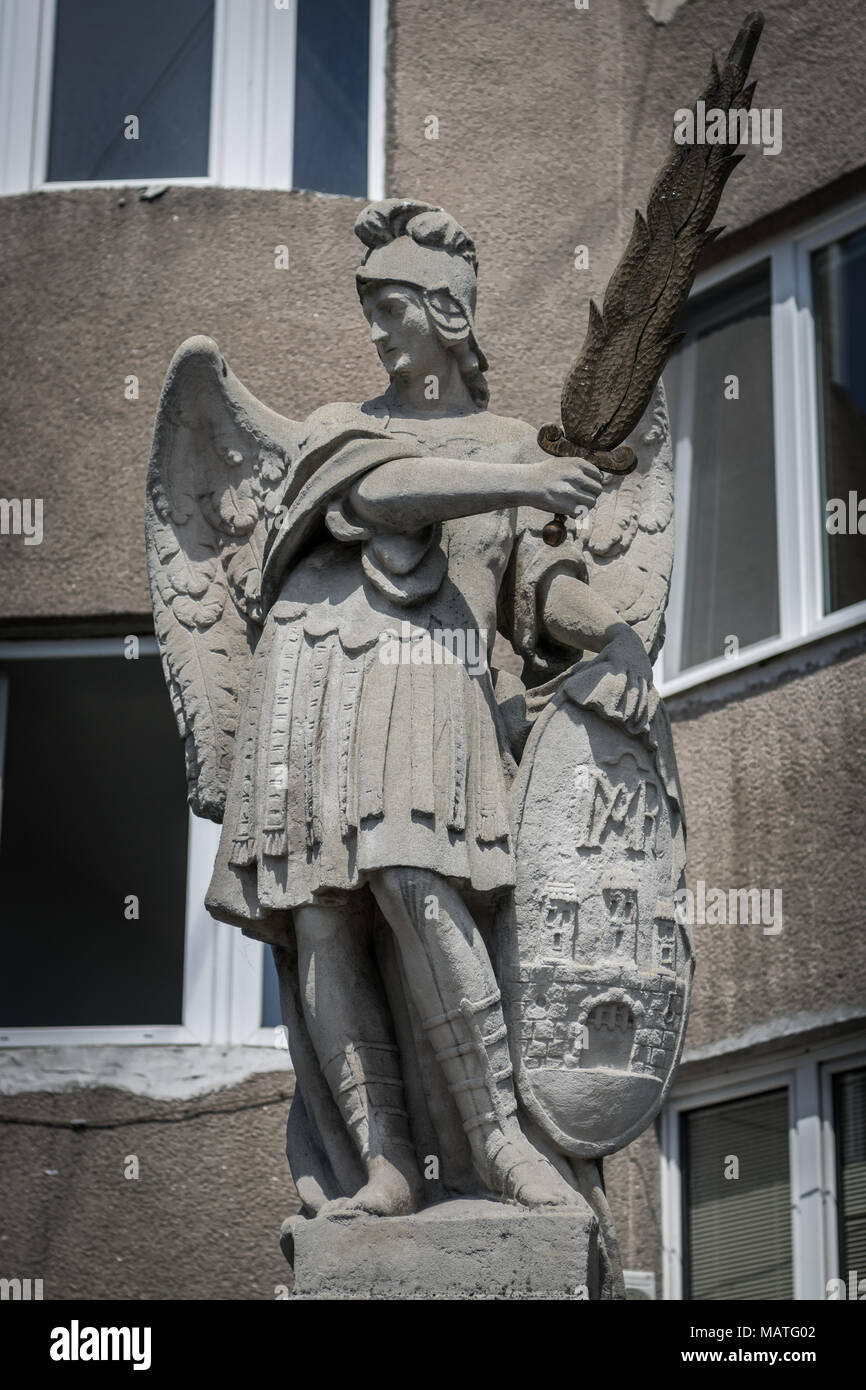 Statua di San Michele a Michael's gate a Bratislava Foto Stock