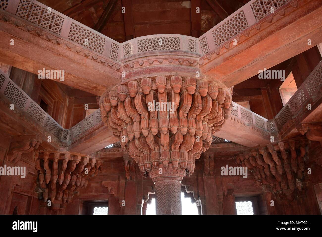 Lotus scolpito a forma di pietra arenaria rossa pilastro centrale del Diwan-i-Khas ( Hall di udienza privata ) Fatephur Sikri Agra District Uttar Pradesh, India Foto Stock