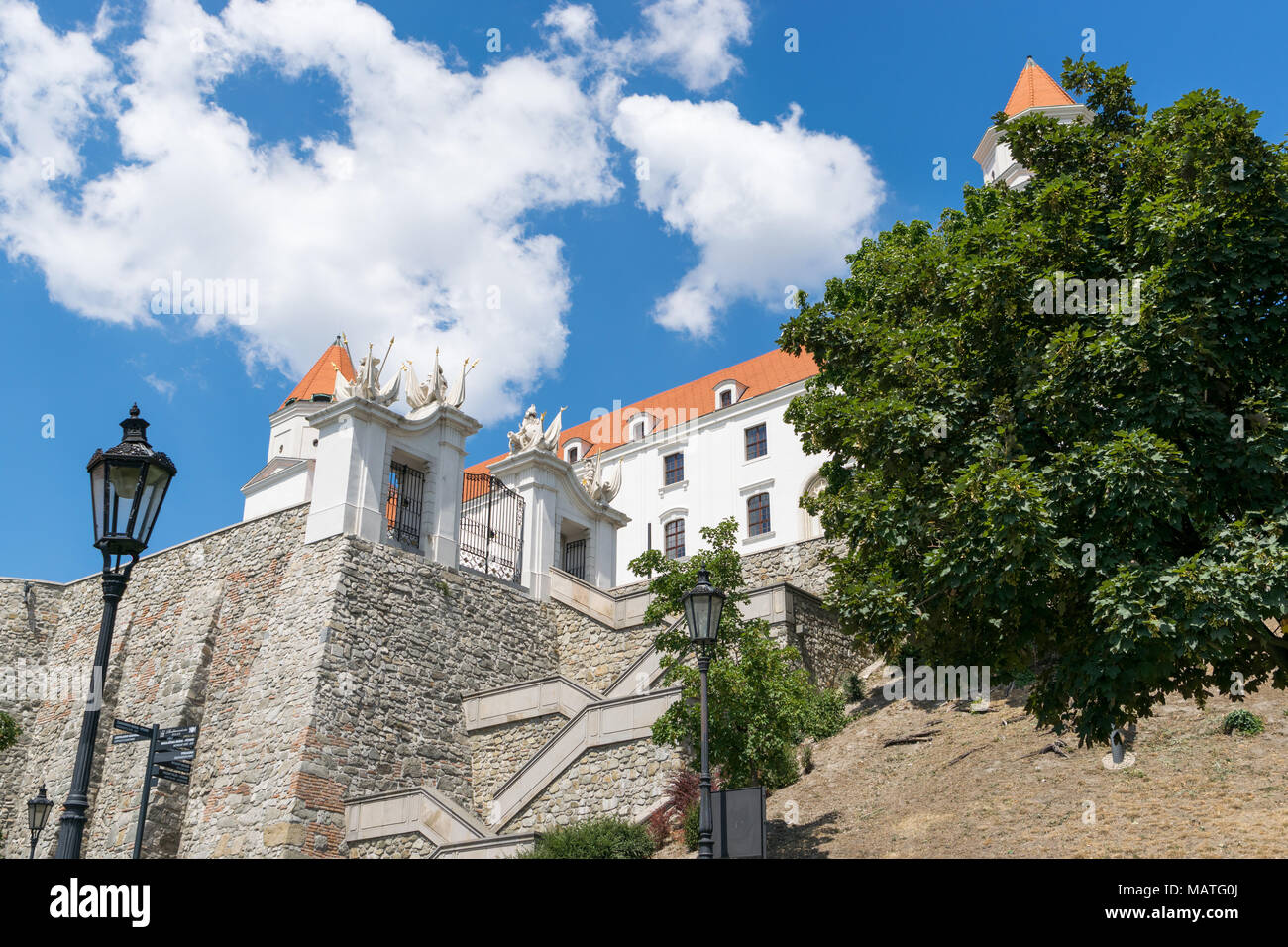 Il castello di Bratislava e il cancello di ingresso con scale Foto Stock