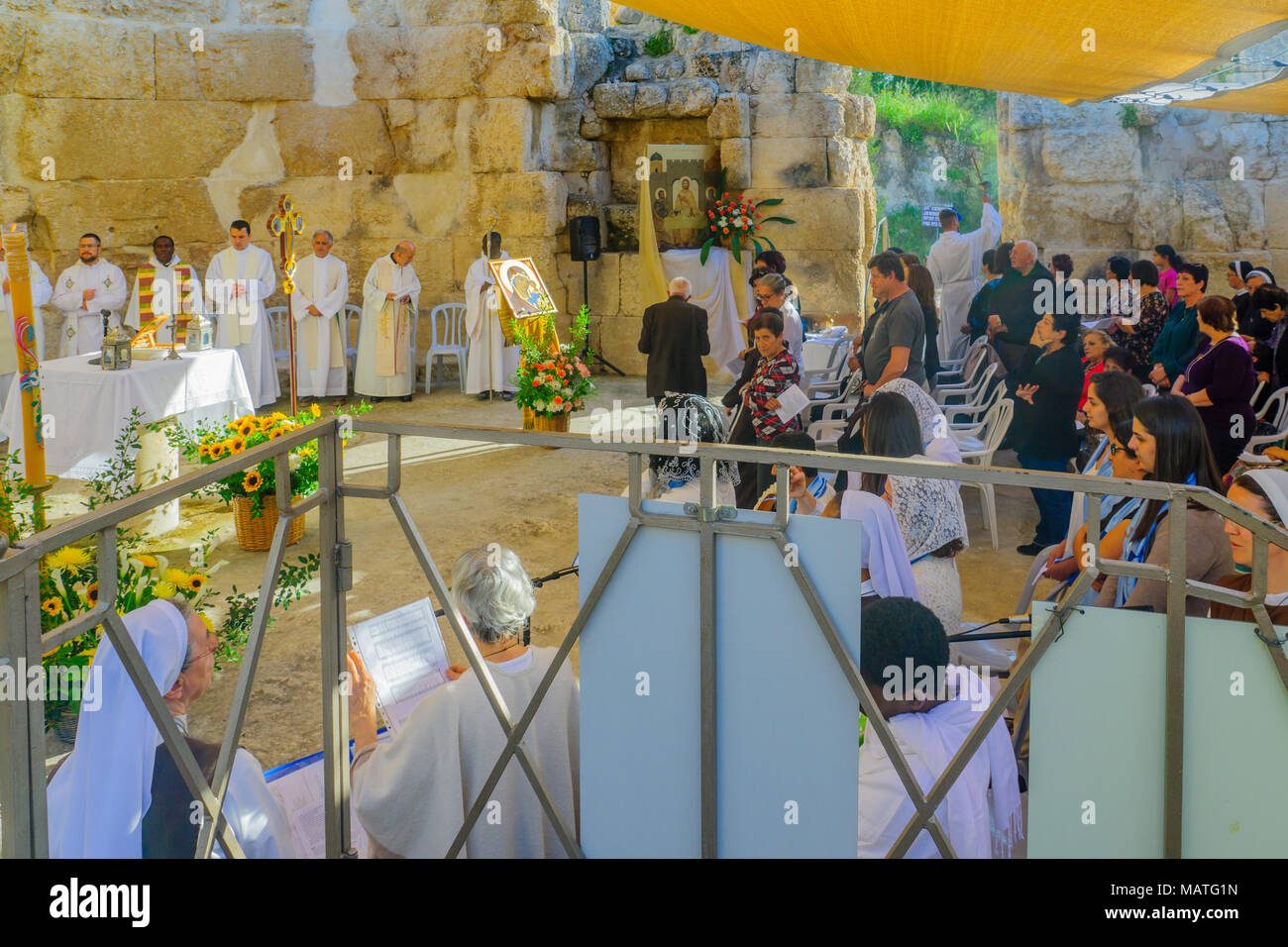 EMMAUS, Israele - 2 Aprile 2018: Lunedì di Pasqua la Messa solenne nella basilica di Emmaus-Nicopolis, con sacerdoti e preghiere, Israele. Commemorazione di Gesù r Foto Stock