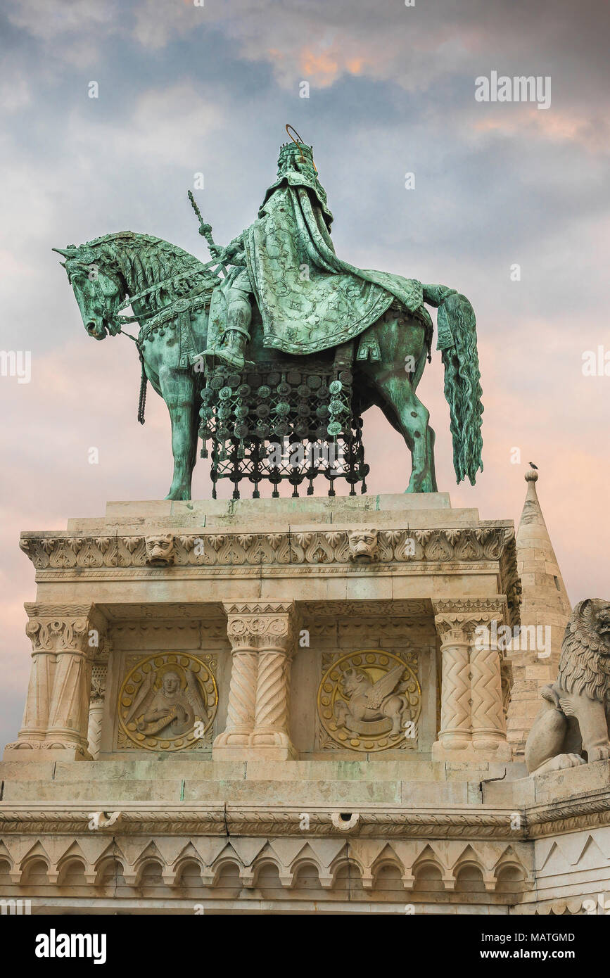 Re Stephen Budapest, statua del re Stefano si trova vicino al Bastione dei pescatori, al centro della zona Var di Buda, Budapest, Ungheria. Foto Stock
