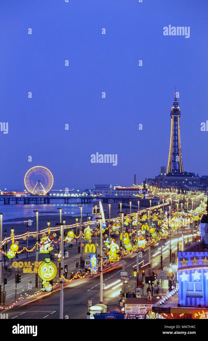 Il Golden Mile Blackpool di notte. Lancashire, Inghilterra, Regno Unito Foto Stock