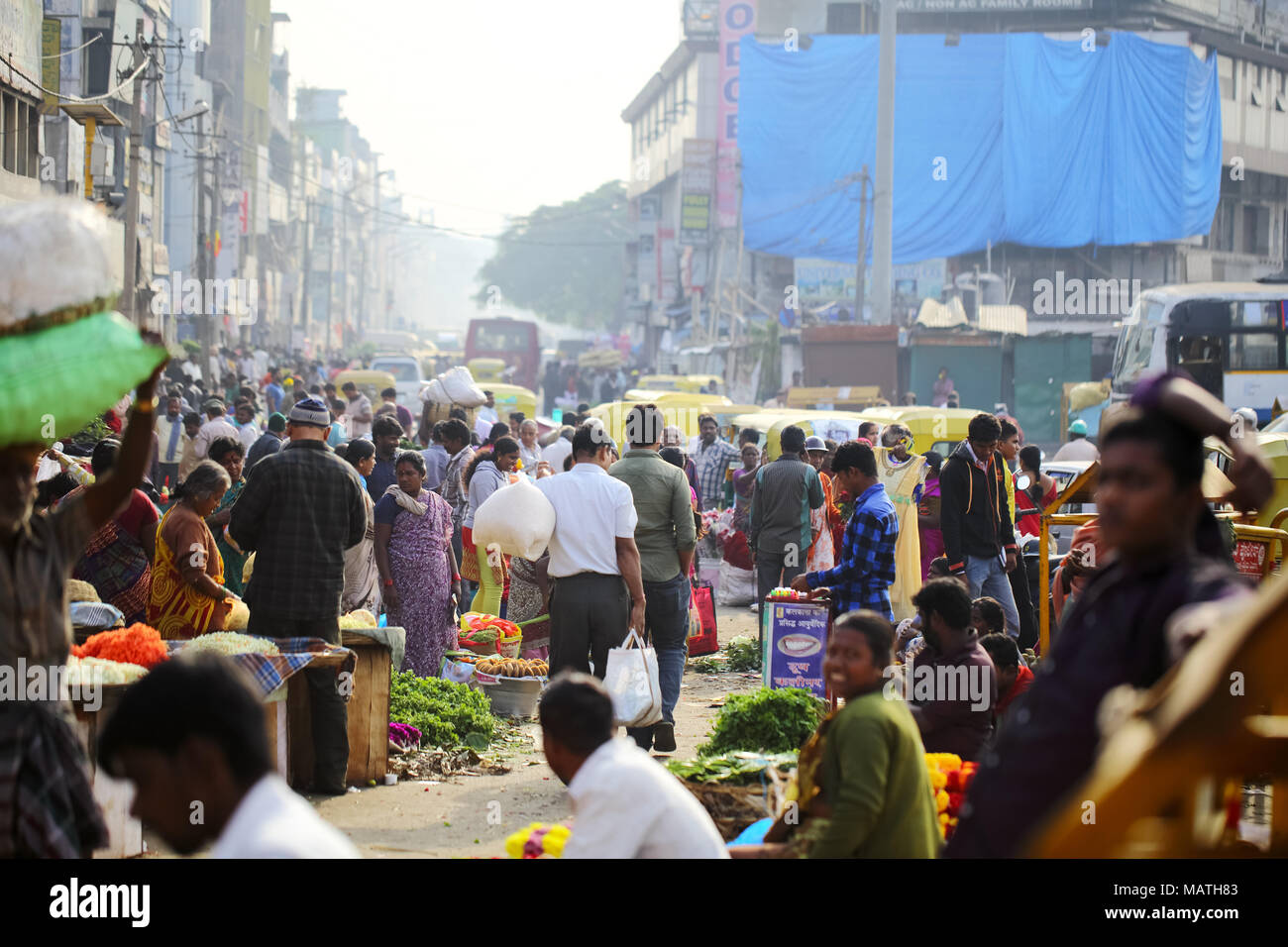 Bangalore, India - 23 Ottobre 2016: vista del mercato KR nelle ore del mattino, la folla si impegna in shopping per le loro esigenze quotidiane da venditori ambulanti. Foto Stock