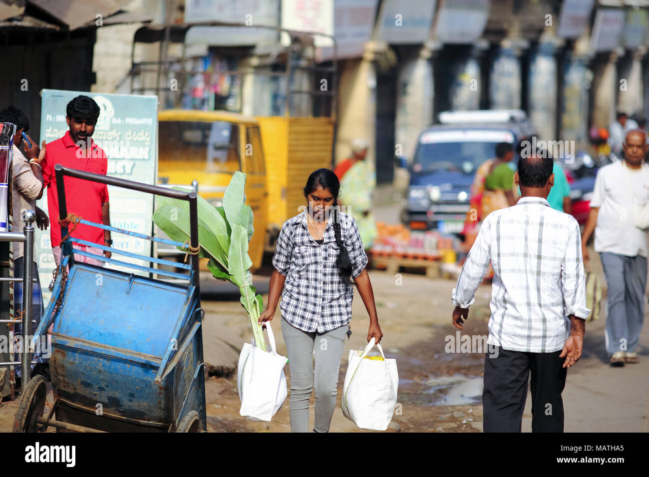 Bangalore, India - 23 Ottobre 2016: Sconosciuto femmina in abbigliamento casual borse e zaini contenenti appena acquistato il fabbisogno quotidiano nel mercato KR. Foto Stock