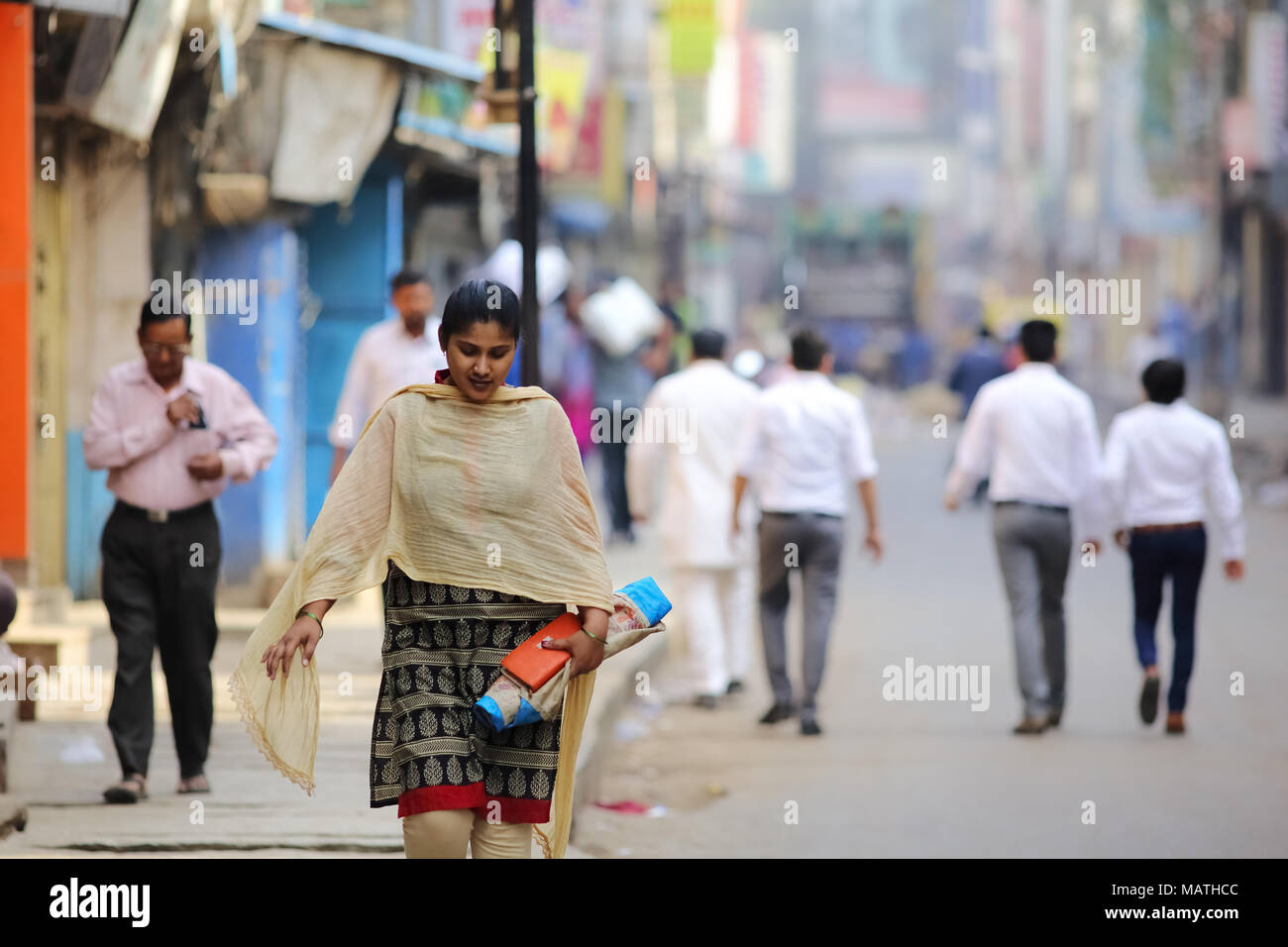 Bangalore, India - 23 Ottobre 2016: Sconosciuto donna indiana in usura tradizionale macchiato che trasportano i sacchi vuoti al negozio per le esigenze quotidiane in Avenue road. Foto Stock
