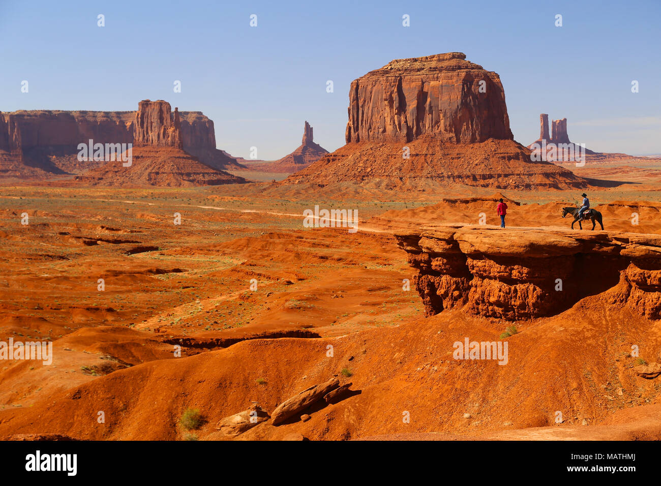 Cowboy a cavallo e dei Nativi Americani sulla scogliera alla guida di bordo nella Valle Monumento del deserto dell'Arizona Foto Stock