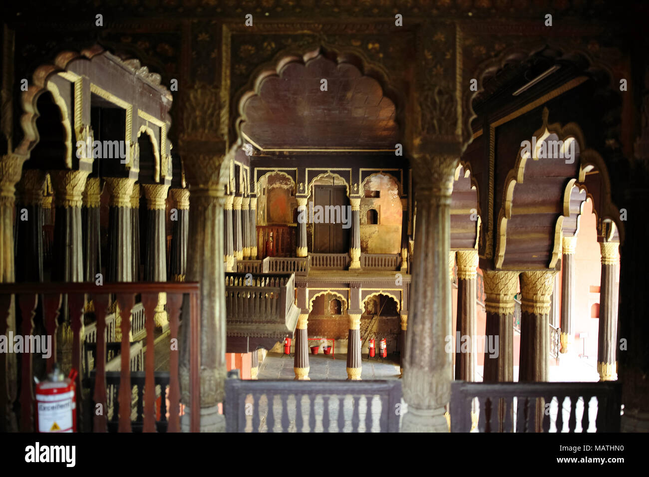 Bangalore, India - 23 Ottobre 2016: una vista interna di Tippu Sultan's Summer Palace a Bangalore (vista frontale), un bel punto di riferimento. Foto Stock