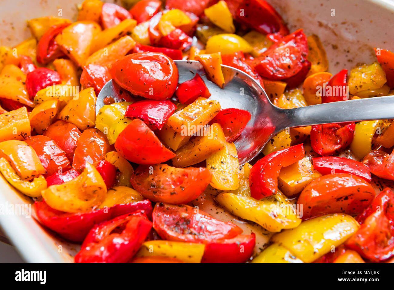 Vassoio da forno con arrosti di peperoni e pomodori. Foto Stock