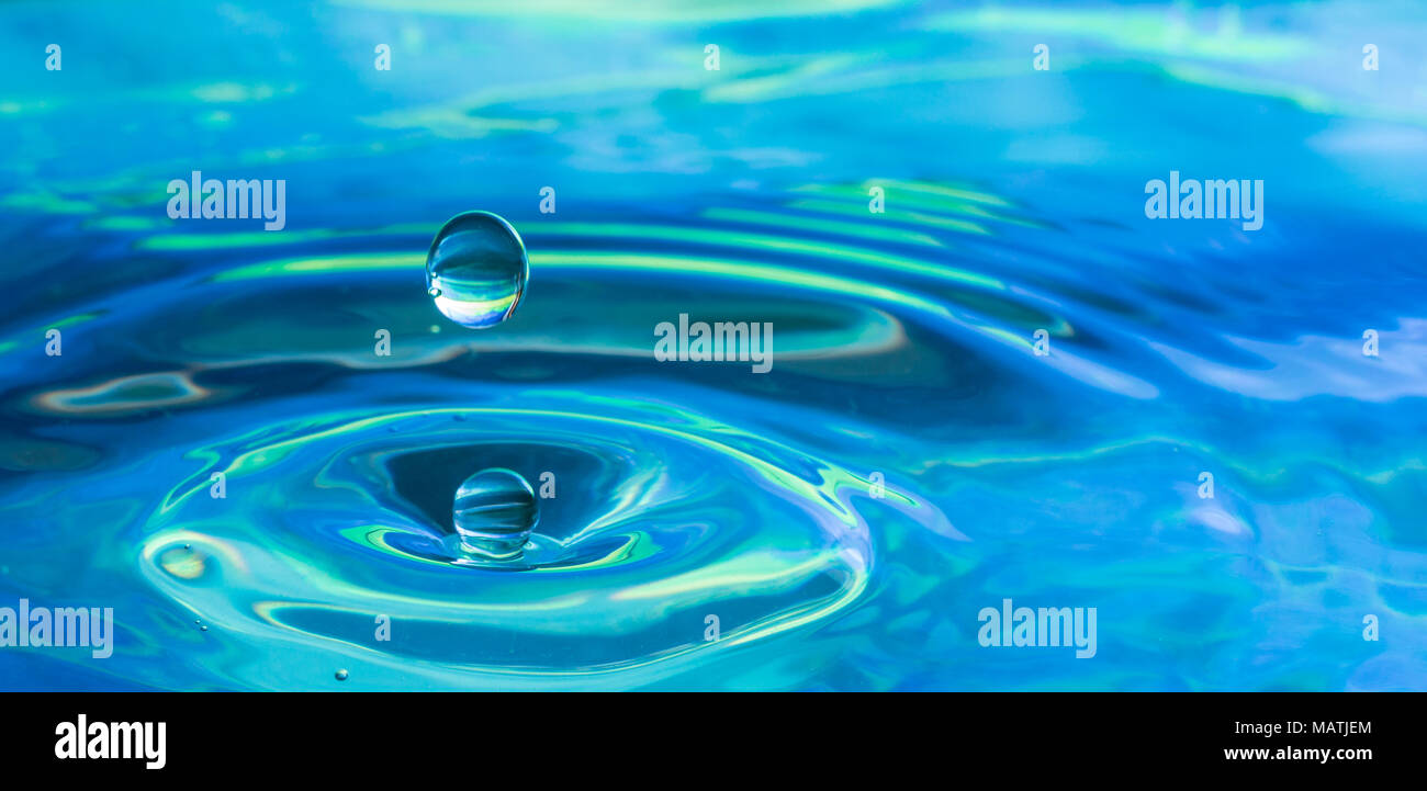 Blue Water drop splash in un stagno di acqua chiara Foto Stock