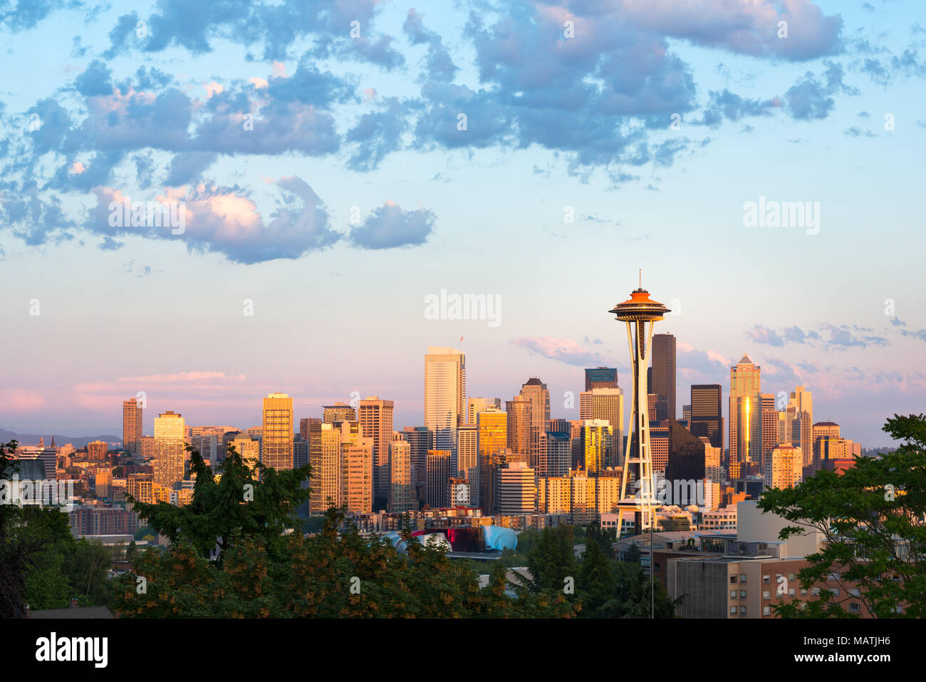 Lo Space Needle e il centro cittadino di Seattle, nello Stato di Washington, USA Foto Stock