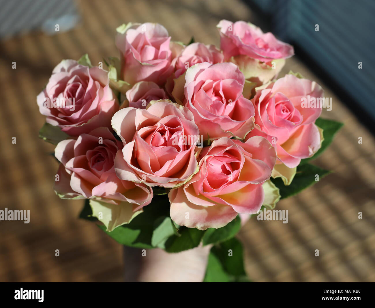 Un bouquet di rose rosa fotografato durante una giornata di sole su un balcone. Bella luce naturale rende il morbido pastello rosa rose look ancora più bella. Foto Stock