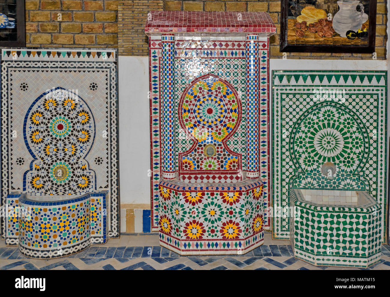 Il Marocco FES MEDINA SOUK ARTE NAJI famoso Blue fatto a mano Arte Ceramica Mosaico pattern e mosaico di disegni su schermi e ciotole di acqua Foto Stock
