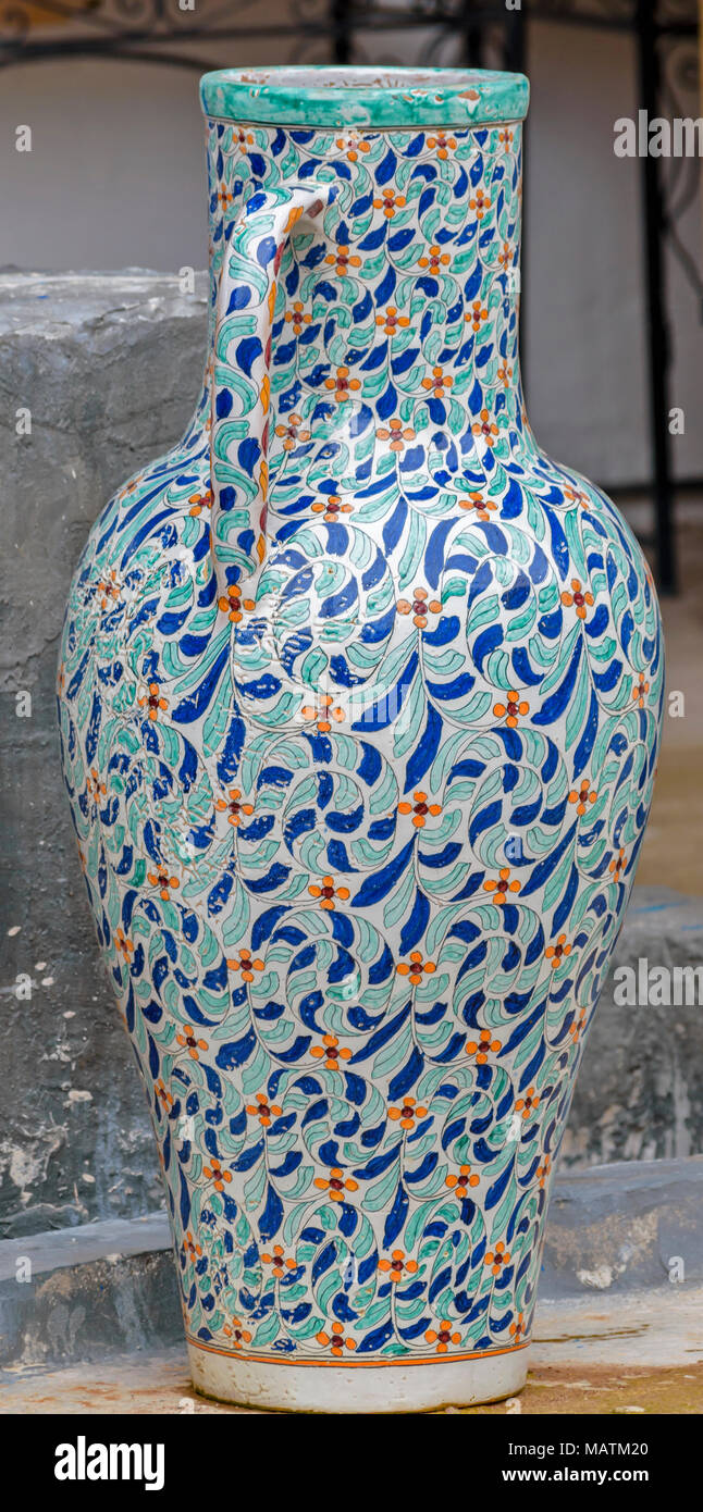 Il Marocco FES MEDINA SOUK ARTE NAJI famoso BLUE FATTO A MANO IN CERAMICA DESIGN ART SU UNA GRANDE BLU E TURCHESE POT Foto Stock