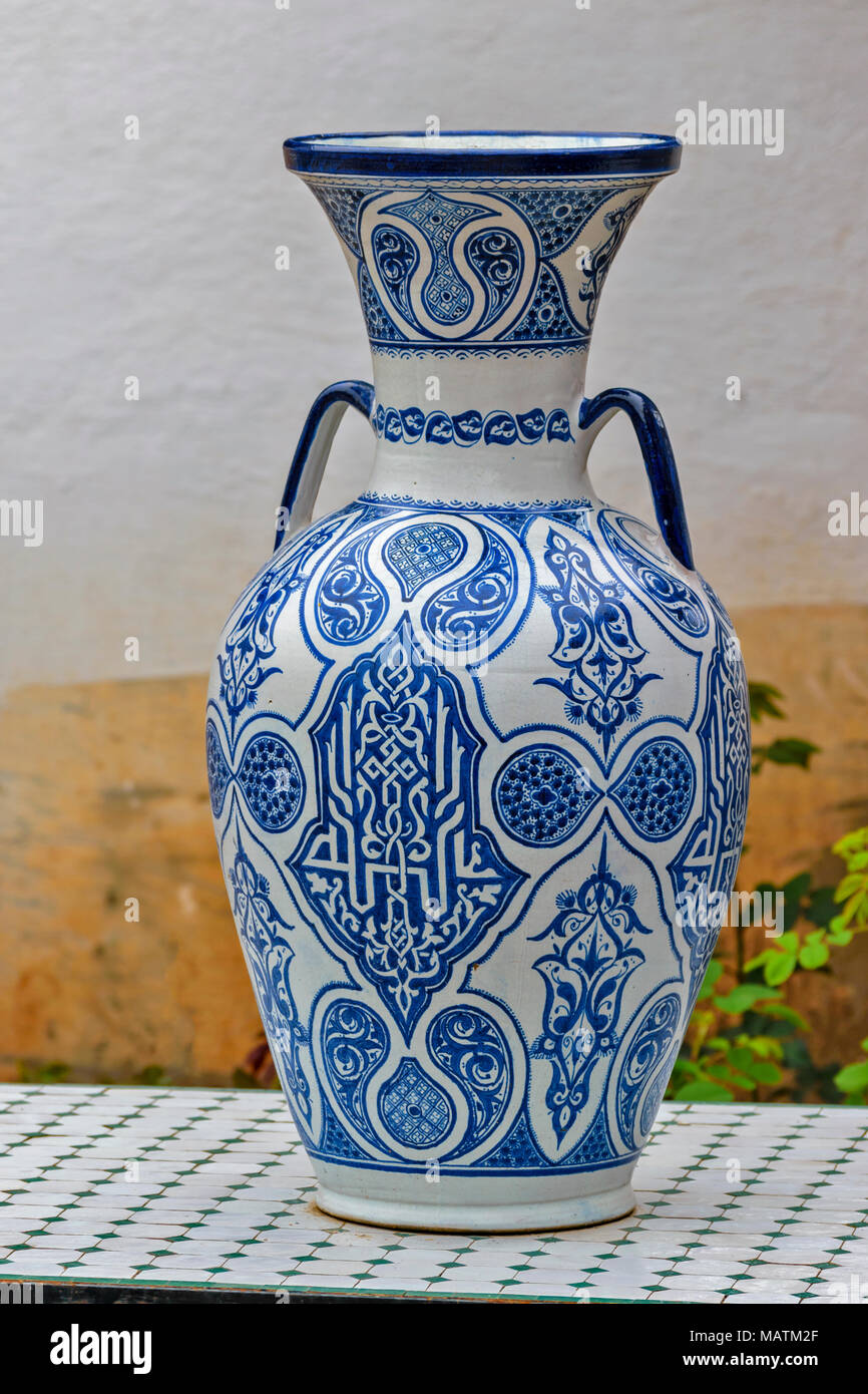 Il Marocco FES MEDINA SOUK ARTE NAJI famoso Blue fatto a mano in ceramica di elaborare una grande pentola in blu Foto Stock