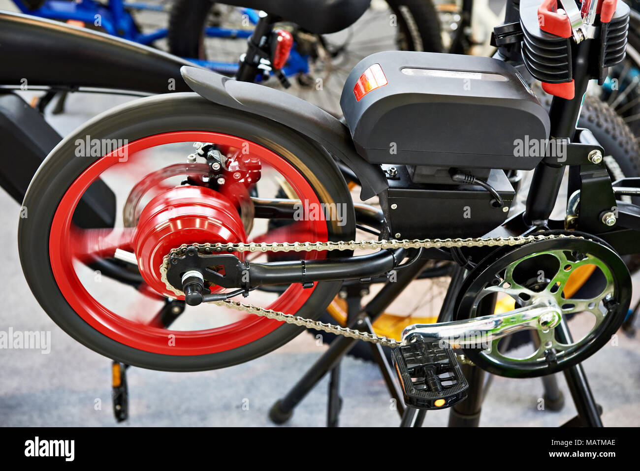 Bici elettrica sul banco di prova in negozio Foto stock - Alamy