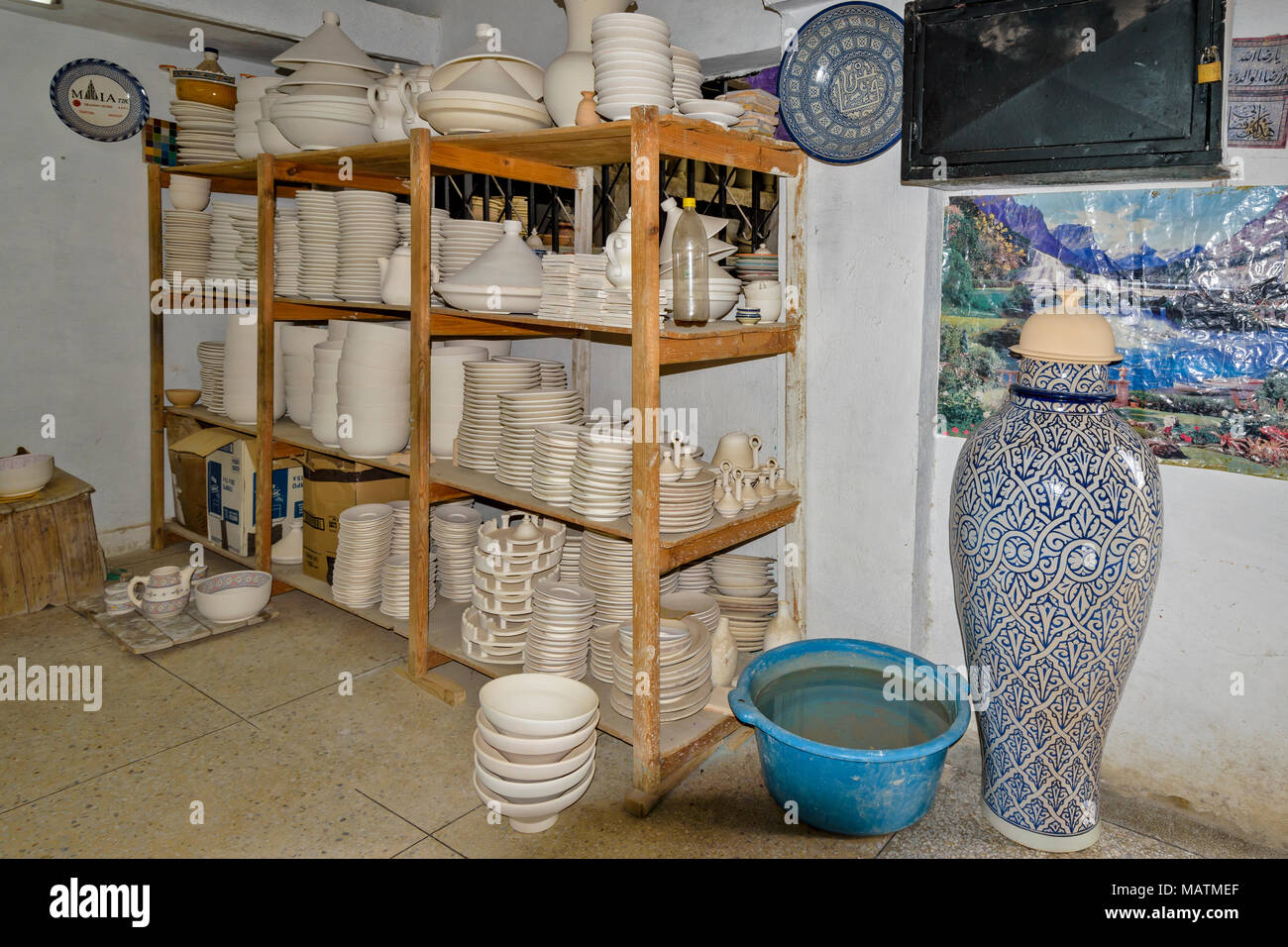 Il Marocco FES MEDINA SOUK ARTE NAJI famoso Blue fatti a mano vasi in ceramica vasi e pronti per la verniciatura Foto Stock