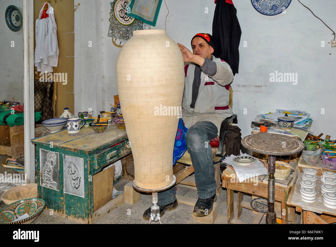 Il Marocco FES MEDINA SOUK ARTE NAJI famoso BLUE FATTO A MANO IN CERAMICA POTTER il disegno di un modello su una pentola di grandi dimensioni Foto Stock