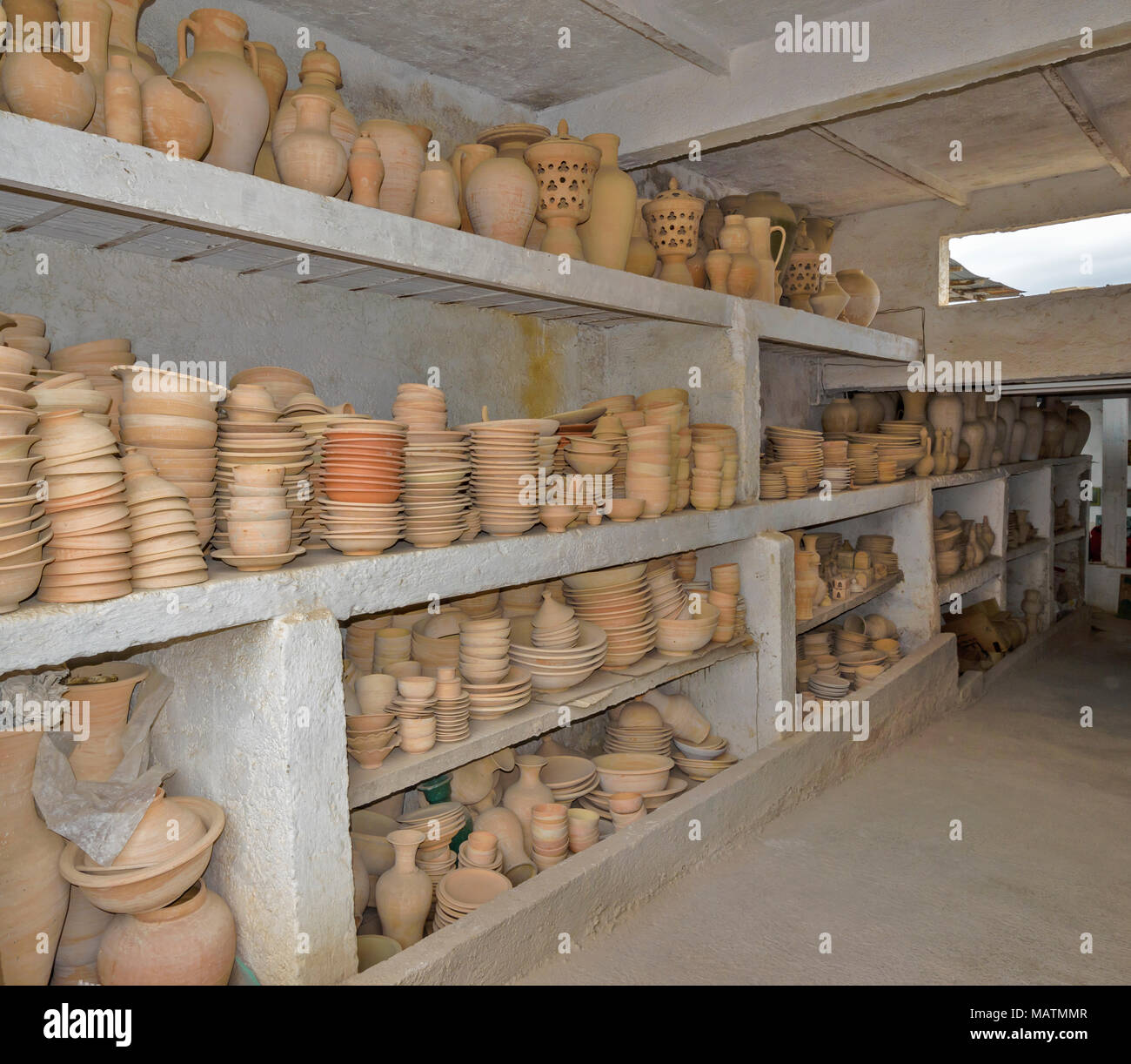 Il Marocco FES MEDINA SOUK ARTE NAJI famoso Blue fatto a mano in ceramica ripiani pieni di vasi di terracotta e vasi Foto Stock