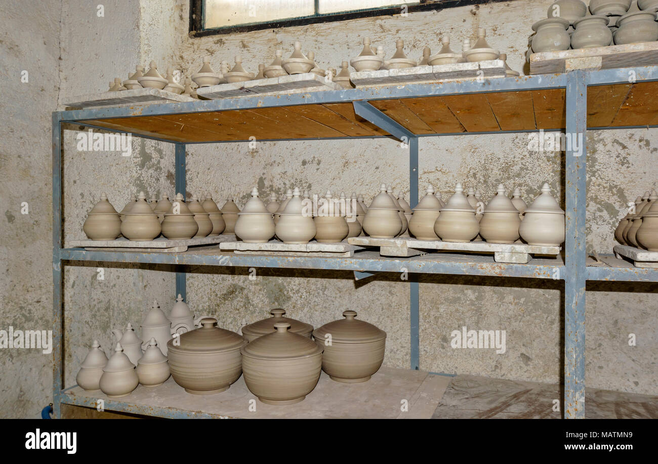 Il Marocco FES MEDINA SOUK ARTE NAJI famoso Blue fatto a mano in ceramica piccoli vasi pronto per essiccazione e cottura Foto Stock