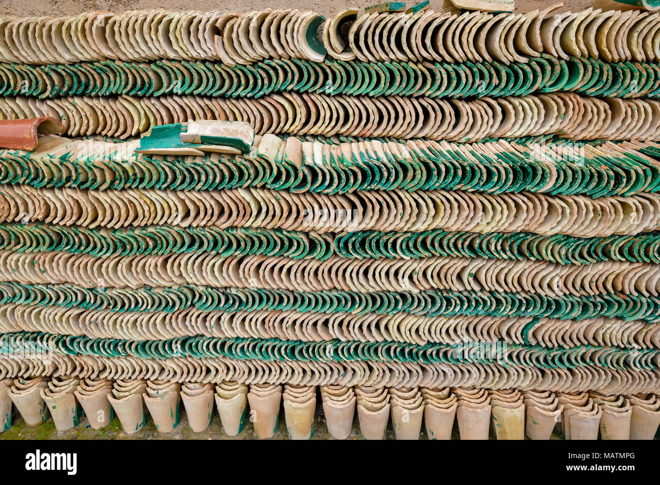 Il Marocco FES MEDINA SOUK ARTE NAJI famoso Blue fatti a mano impilati in ceramica di colore verde e crema di tegole del tetto Foto Stock