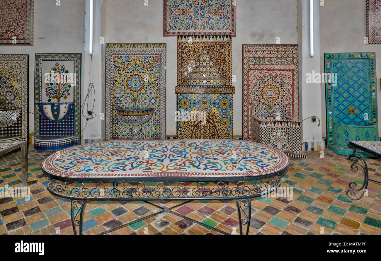 Il Marocco FES MEDINA SOUK ARTE NAJI famoso BLUE FATTO A MANO IN CERAMICA TAVOLO arte mosaico pattern e mosaico di disegni su schermi e ciotole di acqua Foto Stock