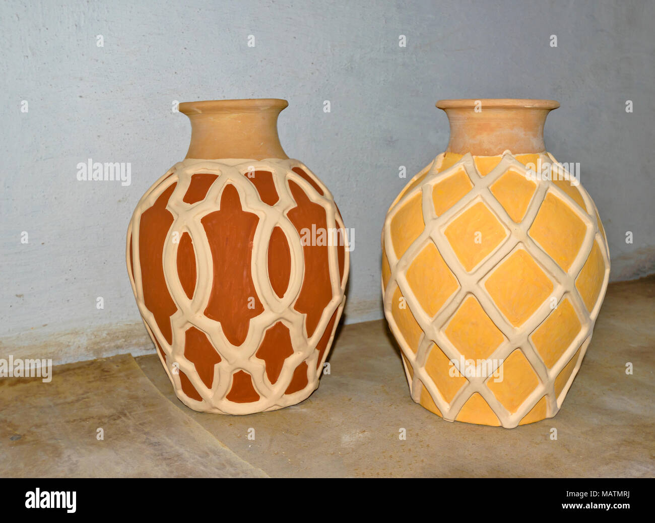Il Marocco FES MEDINA SOUK ARTE NAJI famoso Blue fatto a mano in ceramica decorata due bicchieri uno arancione altri giallo Foto Stock