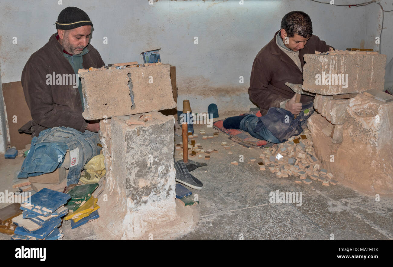 Il Marocco FES MEDINA SOUK ARTE NAJI famoso Blue fatto a mano in ceramica dei lavoratori la preparazione di piastrelle a mosaico Foto Stock