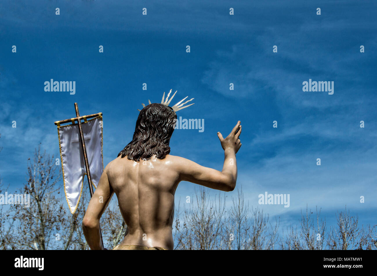 La scultura del Cristo risorto con la sua schiena ritagliato contro un cielo di nuvole in una processione, Torrijos provincia di Toledo. Castilla la Mancha. Spagna Foto Stock