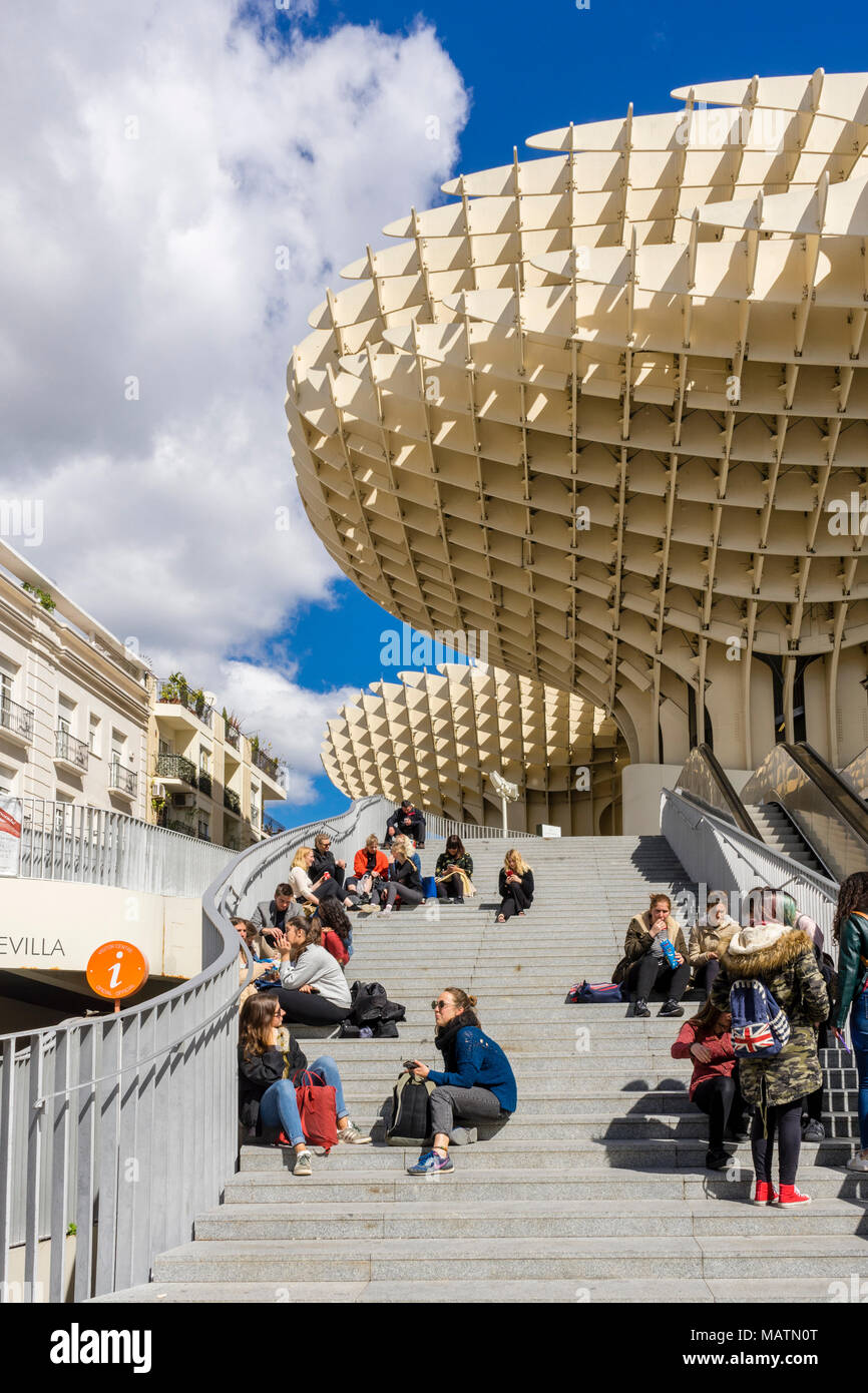 Il Metropol Parasol - una grande e moderna struttura in legno progettata da architetto tedesco Jürgen Mayer a Siviglia contro il cielo blu, Andalusia, Spagna, 2018 Foto Stock