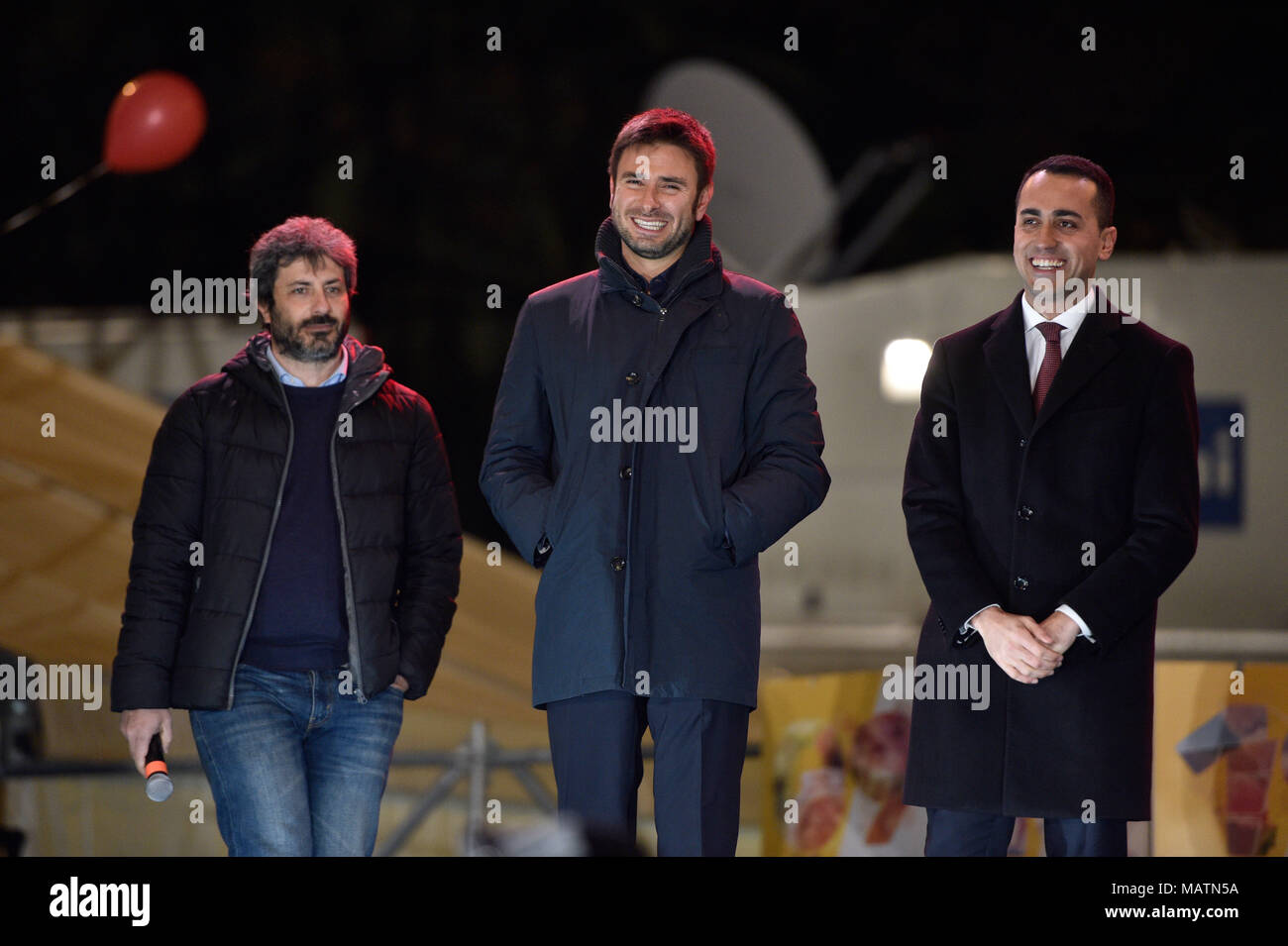 Campagna elettorale rally del Movimento 5 Stelle, svoltasi nella piazza del Popolo a Roma, Italia, davanti dei sondaggi di apertura il 4 marzo 2018. Dotato di: Roberto Fico, Alessandro Di Battista, Luigi Di Maio dove: Roma, Lazio, Italia Quando: 02 Mar 2018 Credit: IPA/WENN.com * * disponibile solo per la pubblicazione in UK, USA, Germania, Austria, Svizzera** Foto Stock