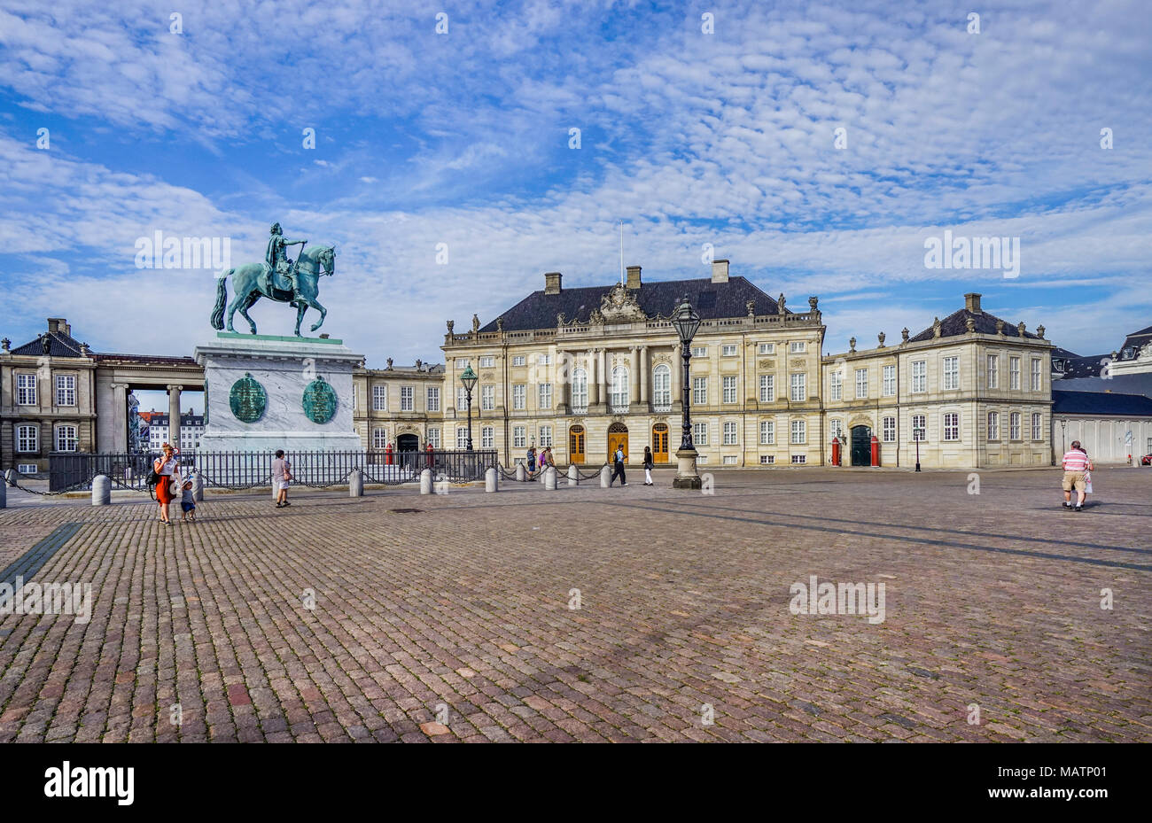 Il Palazzo di Amalienborg quadrato (Amalienborg Slotsplads) con la statua equestre di re Federico V e il Christian VII's Palace, noto anche come Moltke Foto Stock
