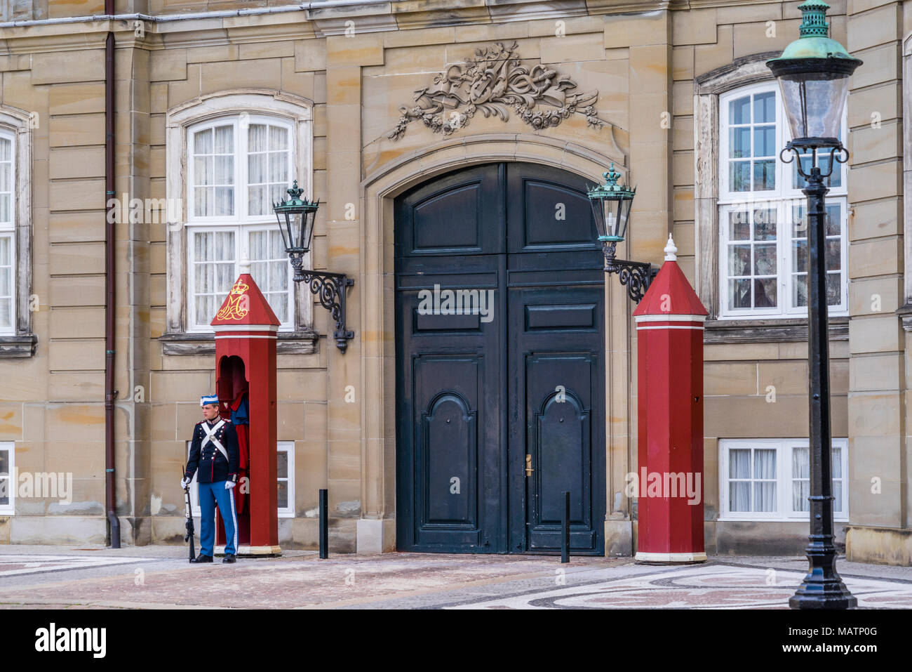 Sentry del palazzo guarda al Palazzo Amalienborg complessa, Copenhagen, Zelanda, Danimarca Foto Stock