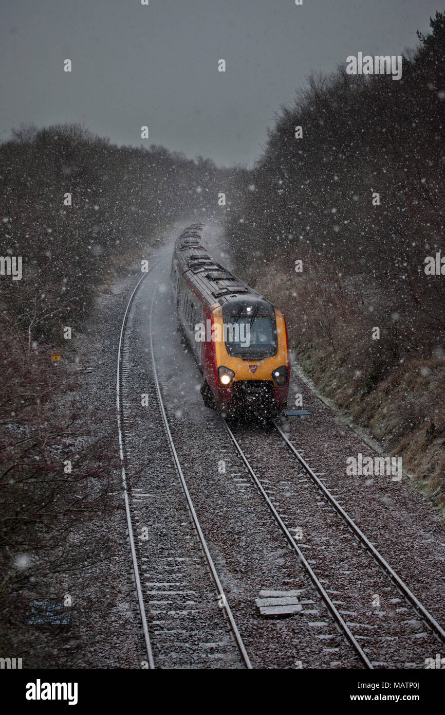 Un Virgin Trains west coast voyager in treno in una tempesta di neve a Gateside (nord di Sanquhar, Glasgow & South Western linea, Scozia) Foto Stock