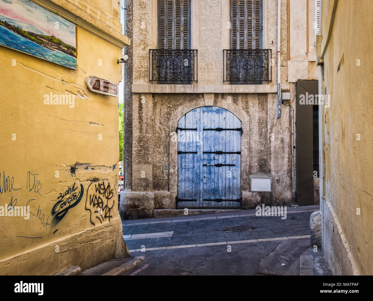 Marseille, Francia, aprile 2017, vecchio blu ante in una strada del quartiere più antico di Marsiglia, 'Le Panier' Foto Stock