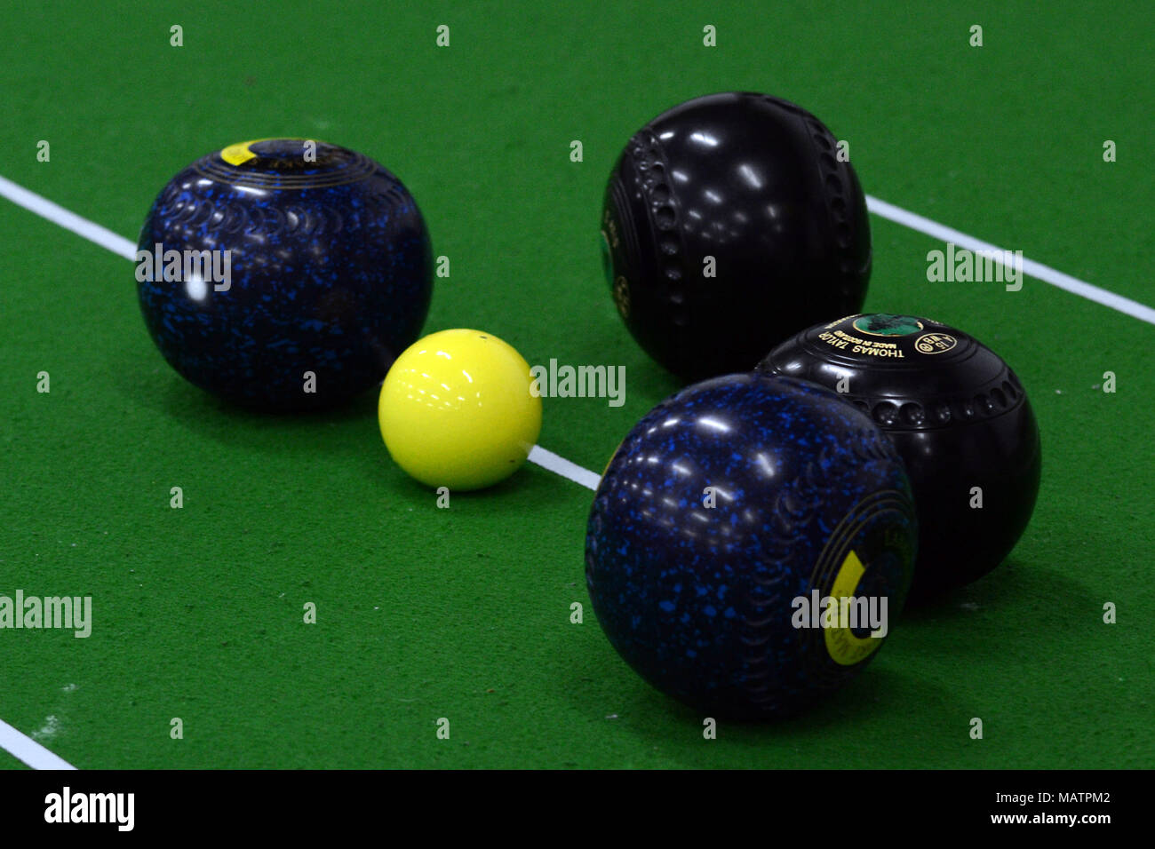 Quattro bocce vicino al jack durante una partita di breve Mat bocce. Foto Stock