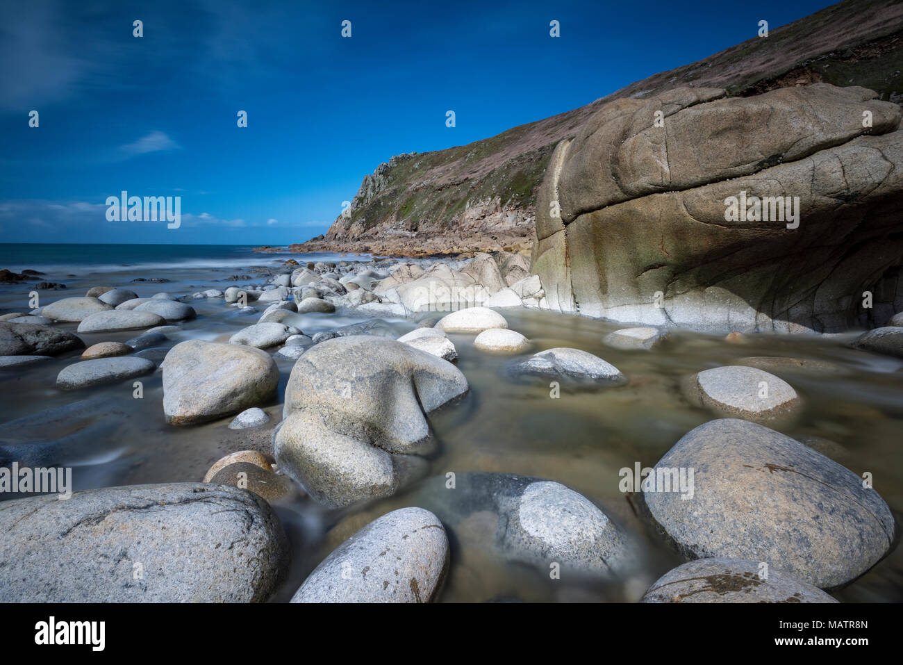 Una bella e atmosferica generic Cornish seascape della spiaggia e la baia a porth nanven in North Cornwall vicino a cape cornwall, Lands End cot valley. Foto Stock