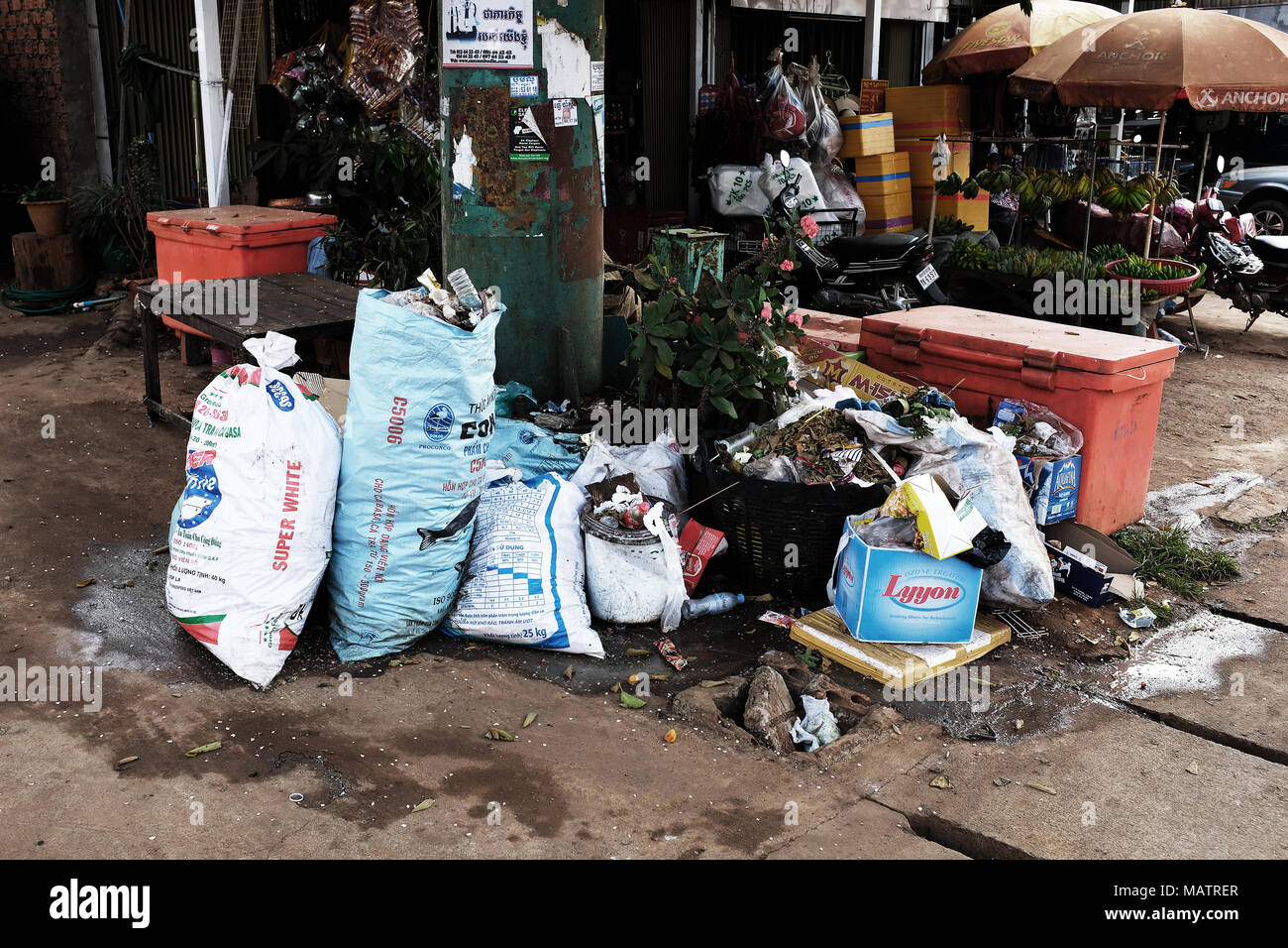 Sacchetti della spazzatura a sinistra su una strada della città in Sen Monorom, Cambogia Foto Stock