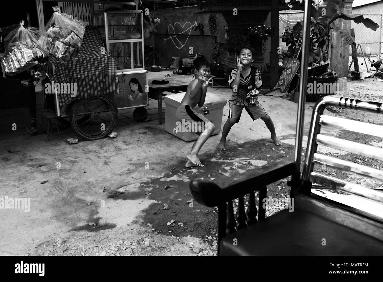 Due ragazzi essendo sfrontato, Phnom Penh Foto Stock