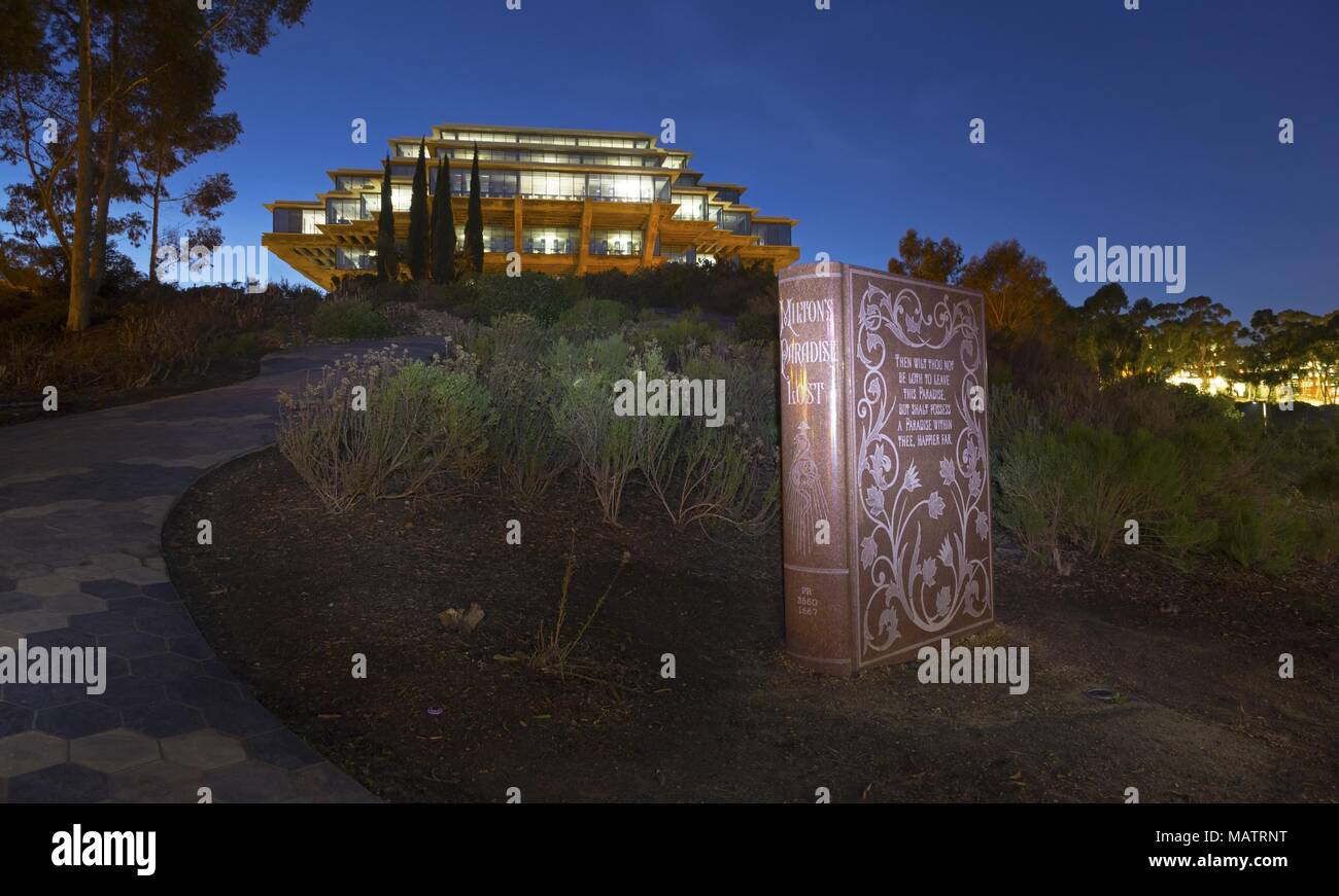 Milton il paradiso perduto Libro di granito e avvolgimento percorso di serpente vicino UCSD Geisel Library, un lavoro di Alexis Smith per la Stuart Outdoor collezione d'arte Foto Stock