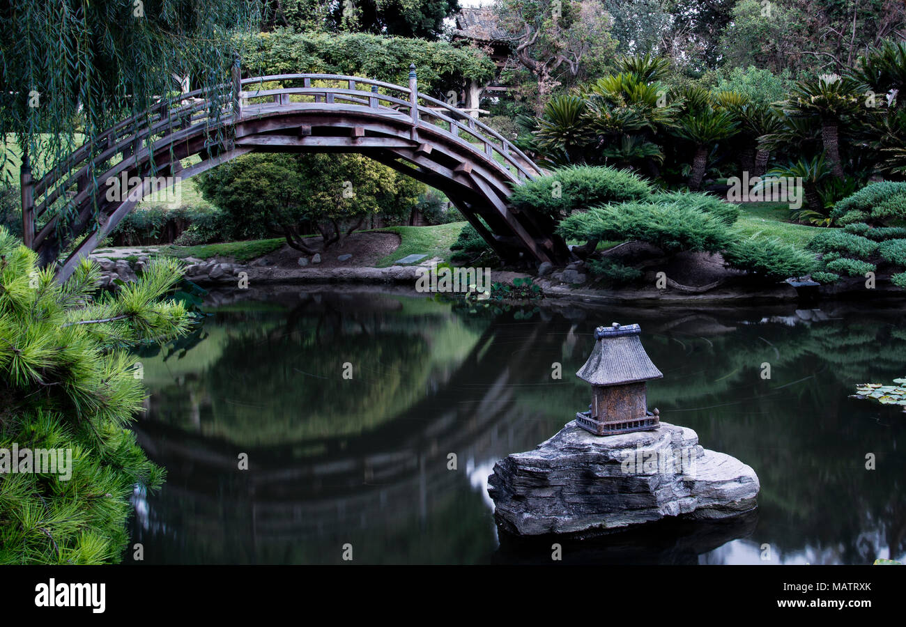 Giardino giapponese con laghetto e ponte Foto Stock