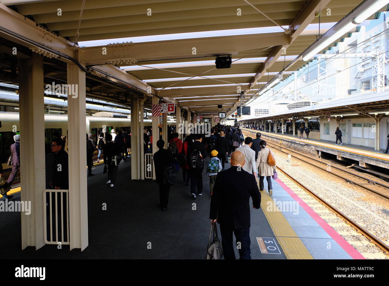 Il popolo giapponese allagamento stazione ferroviaria durante le ore di punta Foto Stock