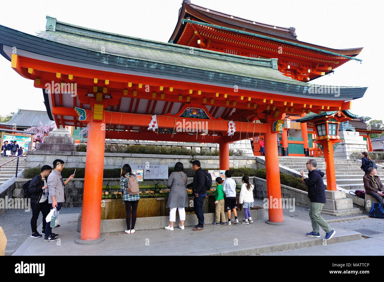 La gente giapponese si riunisce intorno alla fontana di purificazione al santuario di Yasaka Foto Stock